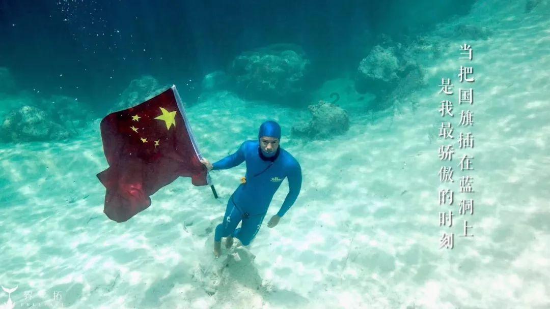 萌娃贴上自己喜欢的美甲,结果被不便利所困扰,小女孩:还是喜欢,但不想再做指甲了